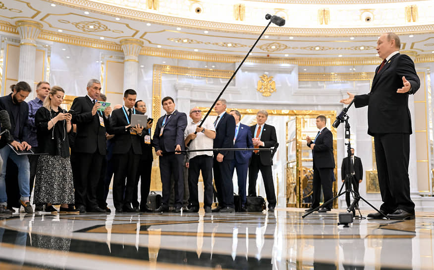 Владимир Путин во время пресс-подхода