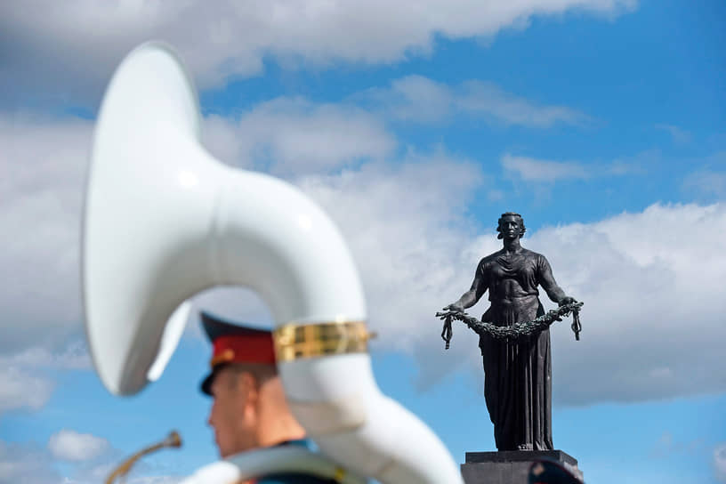 Санкт-Петербург. Торжественно-траурная церемония возложения цветов к монументу «Мать-Родина» на Пискаревском мемориальном кладбище