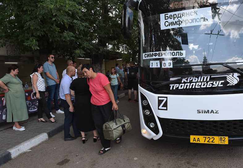 Симферополь. Пассажиры автобуса, следующего в Бердянск Запорожской области