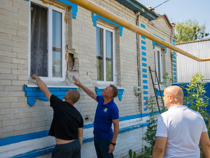 Губернатор Курской области Роман Старовойт (в центре) оценил последствия обстрела в Глушковском районе