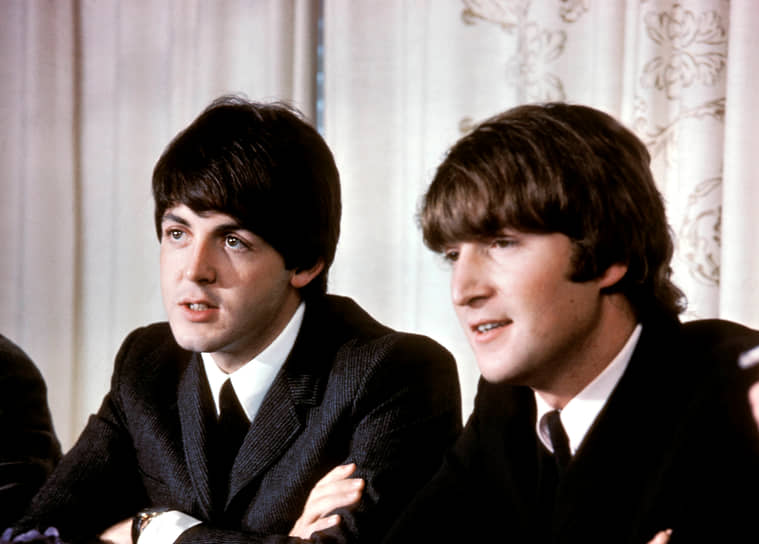 Пол Маккартни (слева) и Джон Леннон