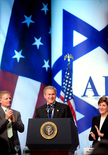 Президент США Джордж Буш перед членами AIPAC в Вашингтоне, 18 мая 2004 год. Рядом с ним: исполнительный директор AIPAC Говард Кор и президент AIPAC Бернис Моначерян
