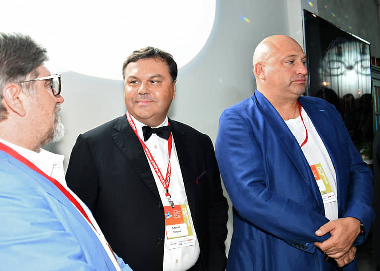 Президент «Медиа-коммуникационного союза» Сергей Петров (в центре) 