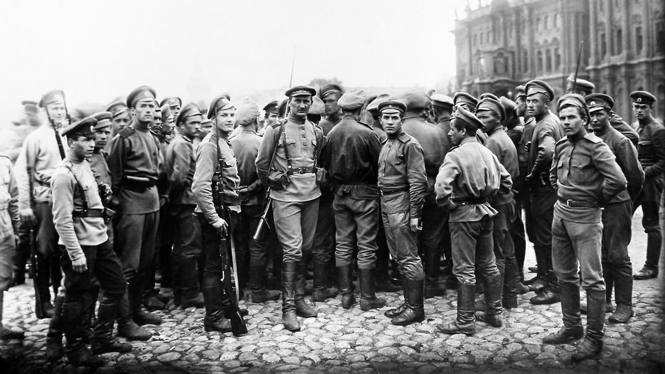 Разоруженные солдаты на Дворцовой площади 4 июля 1917 года