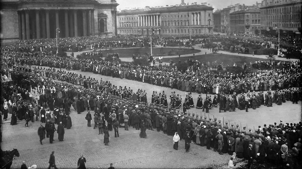 Похороны казаков, погибших во время июльских событий. Петроград, 14 июля 1917 года