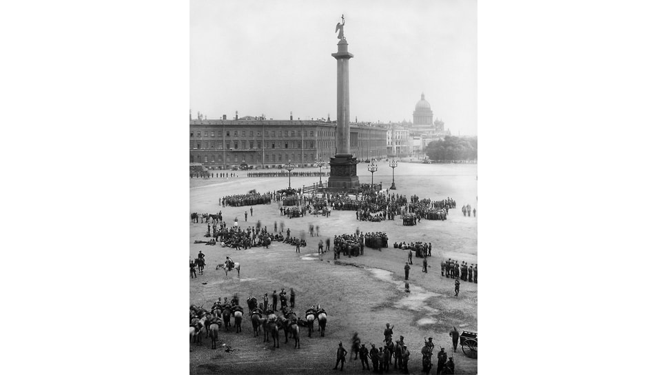 Дворцовая площадь в Петрограде 4 июля 1917 года