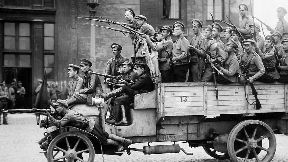 Верные Временному правительству юнкера, солдаты и инвалиды. Петроград, июль 1917 года