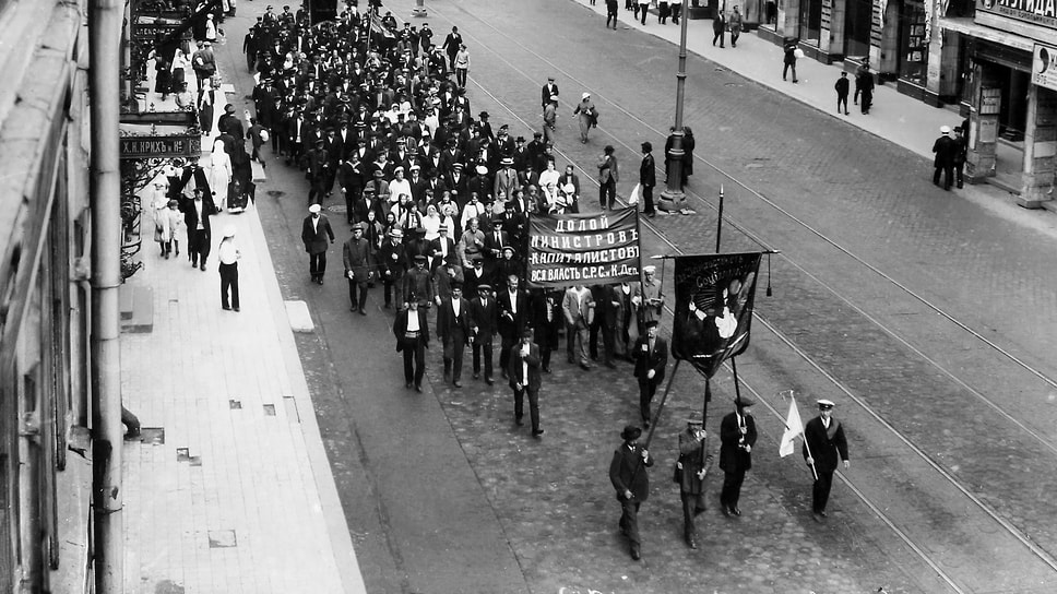 Колонны рабочих на демонстрации в Петрограде, 3 июля 1917 года
