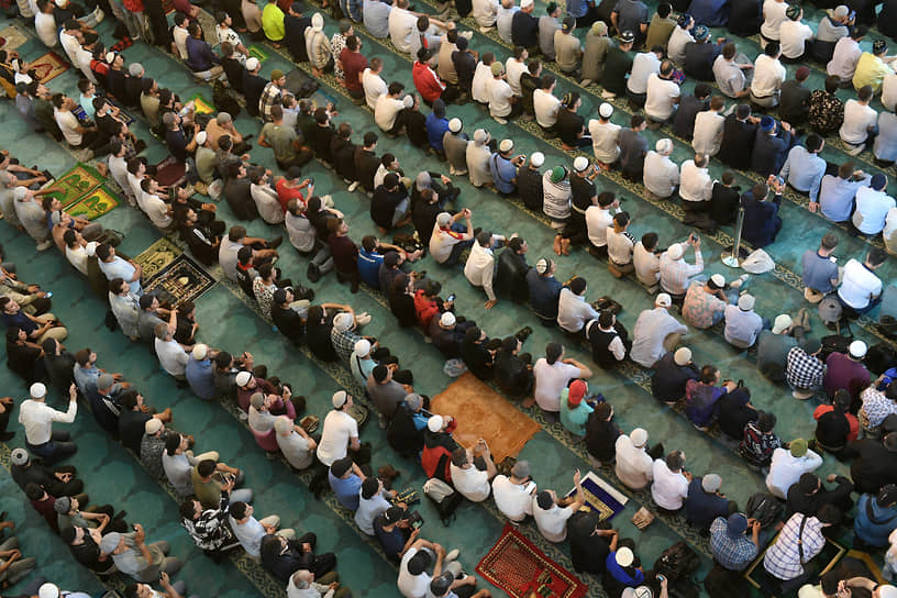 Верующие в Московской соборной мечети