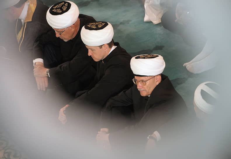 Священнослужители перед началом торжественного намаза в Московской соборной мечети