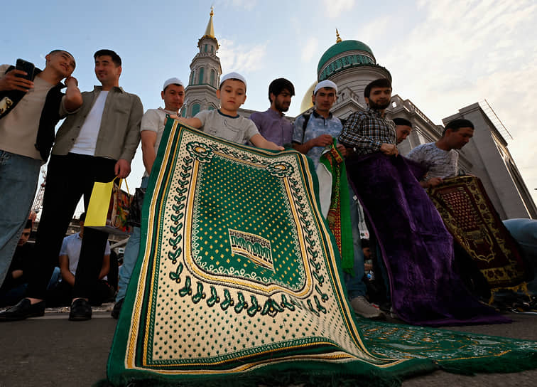Верующие возле Московской соборной мечети 