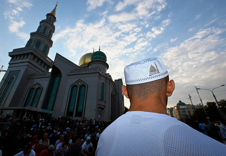 Мусульмане собираются на намаз возле Московской соборной мечети