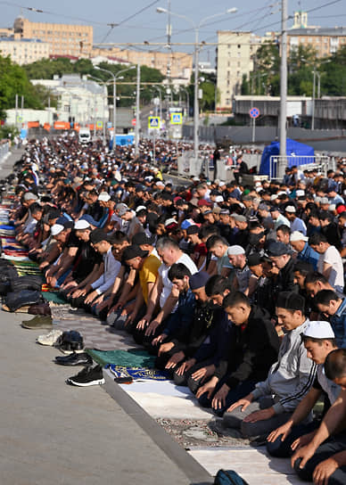 Мусульмане молятся возле Московской соборной мечети
