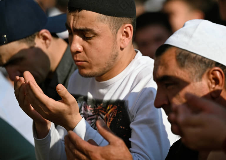 Верующие во время молитвы в Московской соборной мечети 