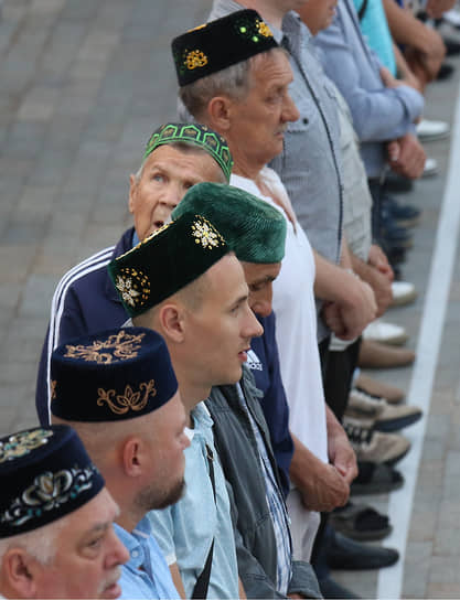 Верующие во время намаза в Казани