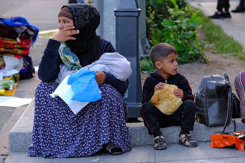 Мусульманка с детьми возле мечети