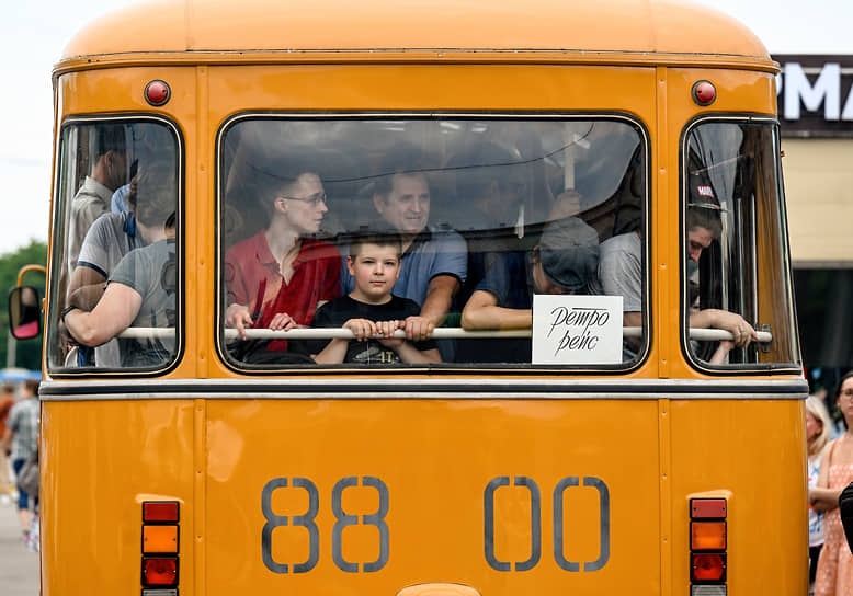 Посетители фестиваля в ретроавтобусе