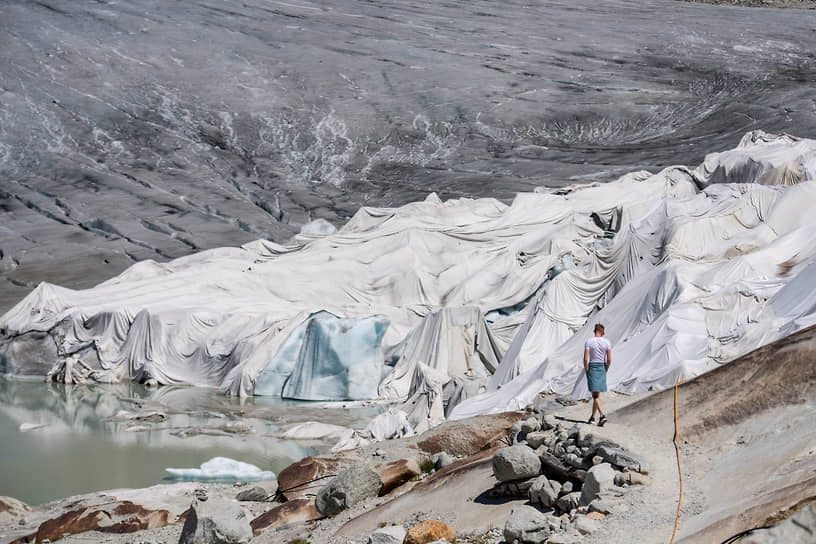 Швейцария. Ронский ледник, покрытый белыми одеялами для отражения солнечного света и предотвращения таяния