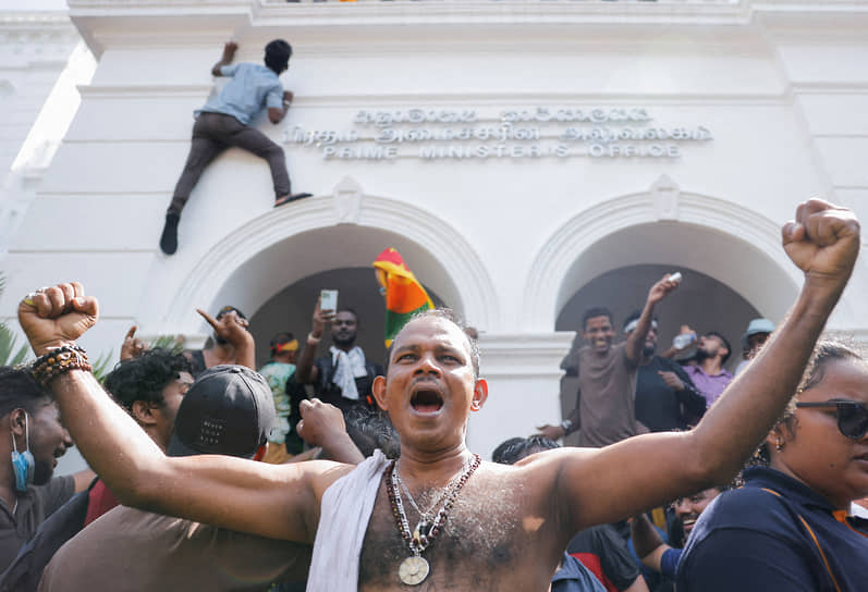 Коломбо. Протестующие ворвались на территорию офиса премьер-министра Шри-Ланки