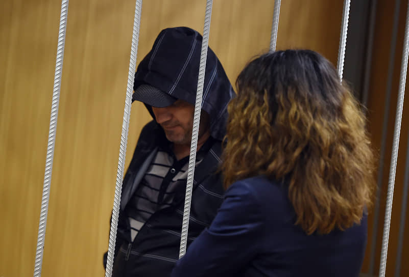 Подозреваемый в убийстве в 2009 году бизнесмена Шабтая Калмановича Жабраил Костоев (слева) во время заседания Пресненского районного суда