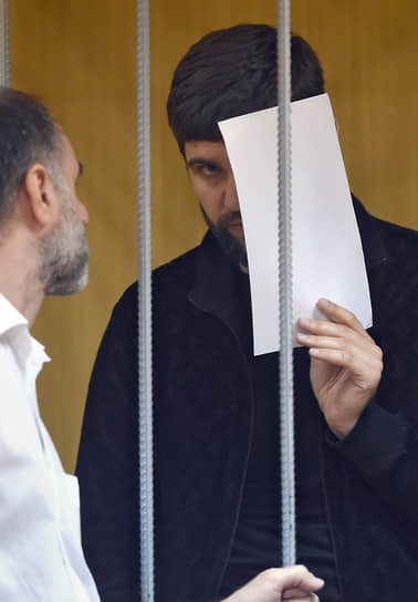 Подозреваемый в убийстве в 2009 году бизнесмена Шабтая Калмановича Али Белхороев (справа) во время заседания Пресненского районного суда