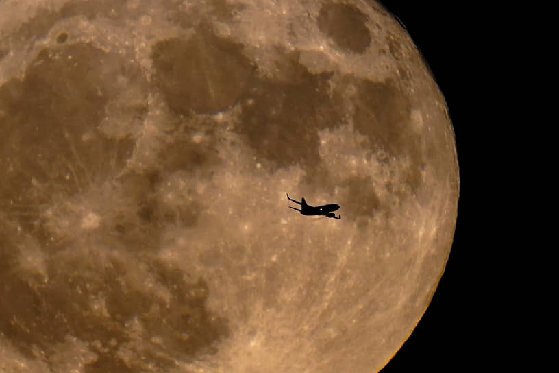 Милуоки, США. Самолет на фоне полной Луны