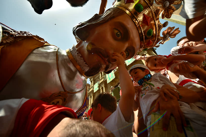 Памплона, Испания. Дети прощаются с гигантской куклой в последний день фестиваля Сан-Фермин