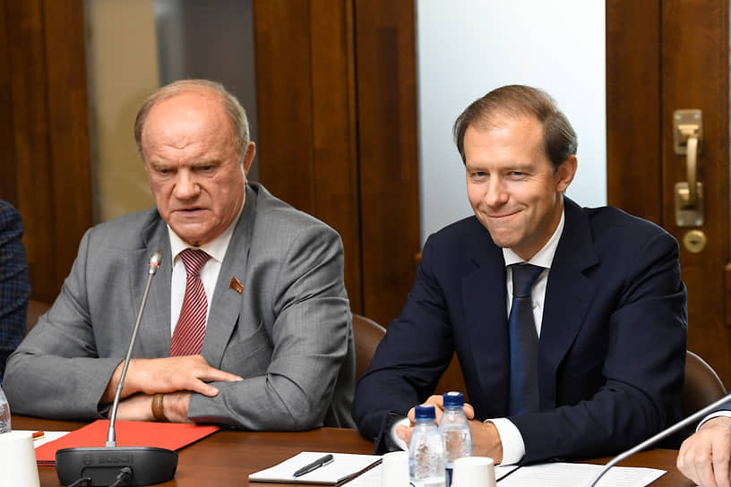 Лидер КПРФ Геннадий Зюганов (слева) и министр промышленности и торговли России Денис Мантуров  