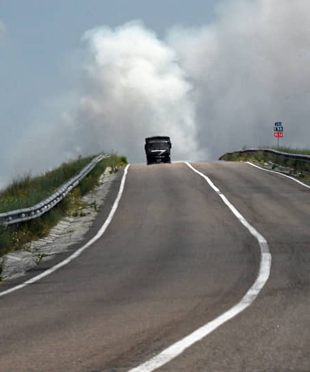 Автомобиль на фоне дыма от горящего леса