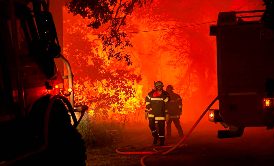 На юго-западе Франции бушуют два крупных пожара в районе Жиронды, общая площадь которых составляет около 15 тыс. га