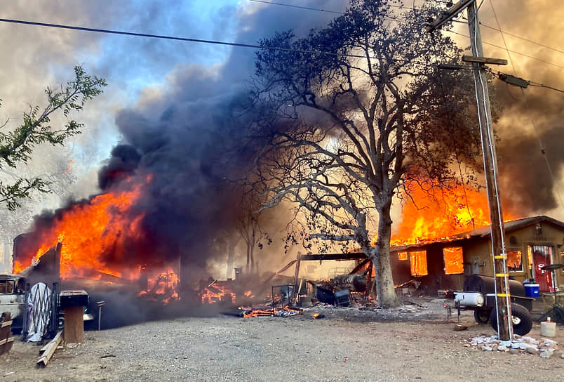 Власти Калифорнии сообщили об эвакуации населения после того, как пожар в округе Шаста уничтожил три дома 