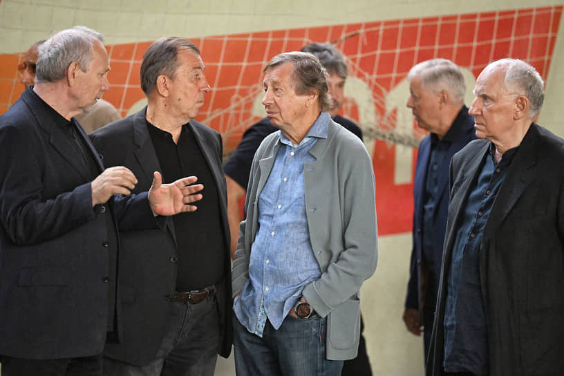 Слева направо: тренеры по футболу Олег Романцев, Сергей Павлов, Юрий Семин и актер Валерий Баринов