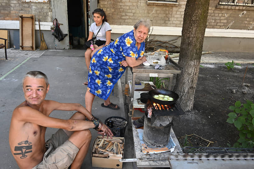 Местные жители готовят на кострах, разведенных во дворах многоквартирных домов