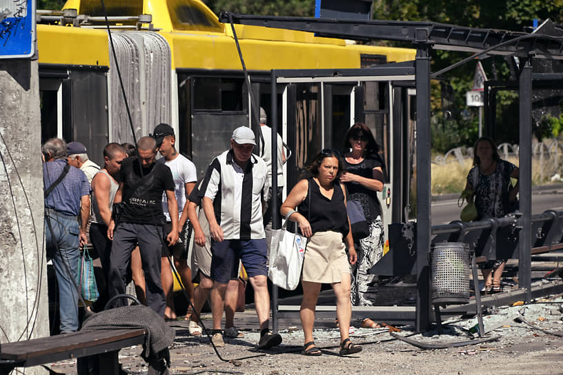 Рейсовые автобусы продолжают ходить по городу, несмотря на поврежденные остановки и дороги