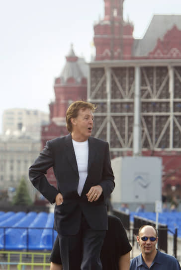 Пол Маккартни перед началом выступления на своем сольном концерте на Красной площади, 2003 год