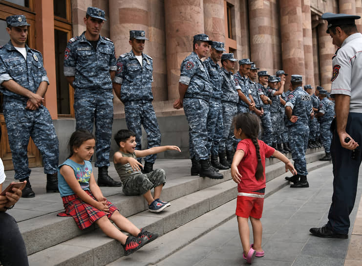 Ереван. Сотрудники полиции и дети во время акции оппозиционного движения «Сопротивление» перед зданием представительства ООН
