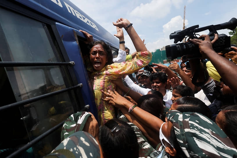 Нью-Дели. Задержание члена нижней палаты парламента Индии Джотимани Сеннималаи на фоне политического кризиса в стране