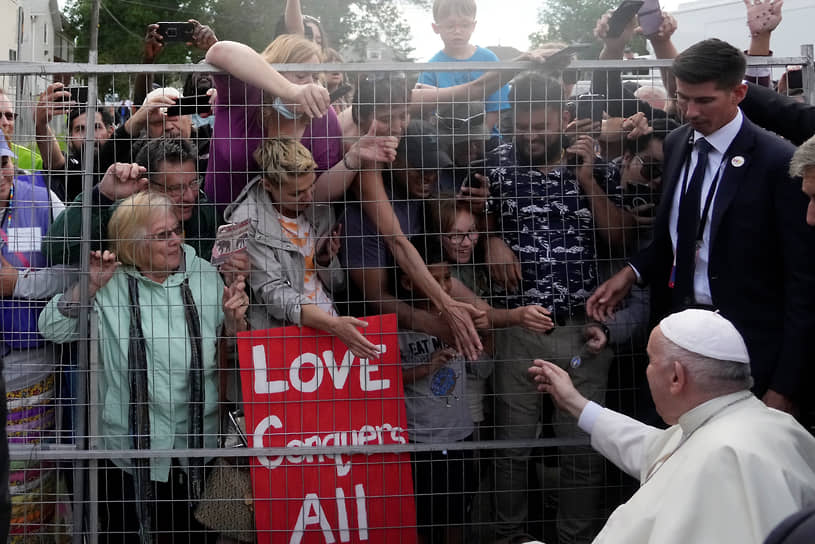 Папа Франциск у толпы верующих после встречи с прихожанами одной из городских церквей в Эдмонтоне 
