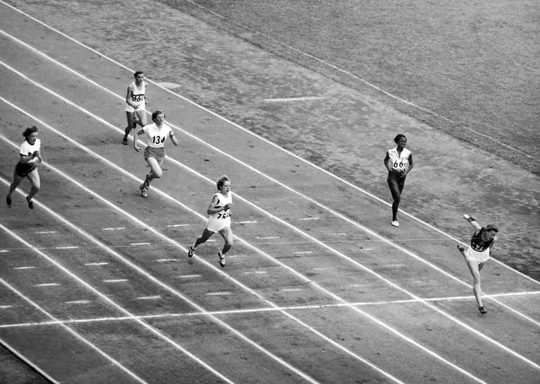 Надежда Хныкина из СССР первой пересекает финишную черту в забеге на 200 м на Олимпиаде в Хельсинки