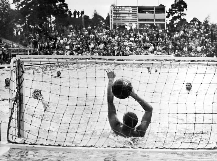 Советская команда по водному полу забивает гол в ворота немецкой сборной на Олимпиаде-1952