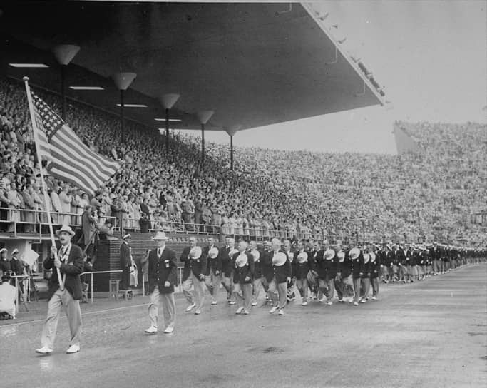 Члены олимпийской сборной США на стадионе в Хельсинки