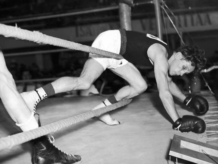 Вилли Рот из Германии сбит с ног во время боксерского поединка в полулегком весе против Леонарда Уолтерса из Канады на Играх в Хельсинки