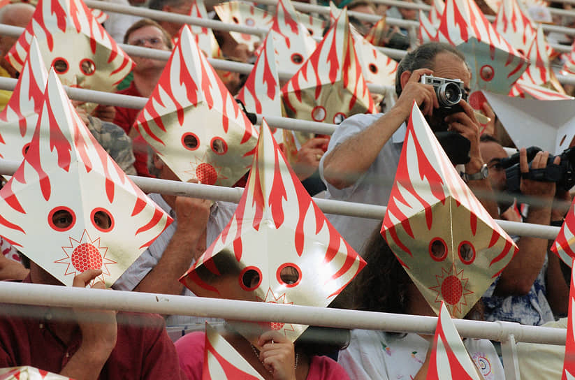 Зрители в масках Солнца на Олимпиаде в Барселоне