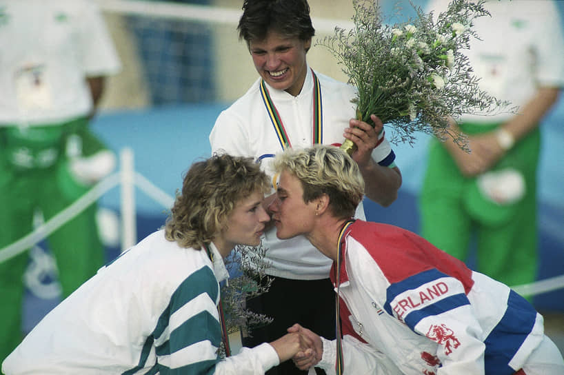 Слева направо: велогонщицы Аннет Нойманн (Германия), олимпийская чемпионка Эрика Салумяэ (Эстония) и Ингрид Харинг (Нидерланды)