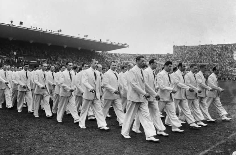 Советские спортсмены на церемонии открытия летних Олимпийских игр 1952 года