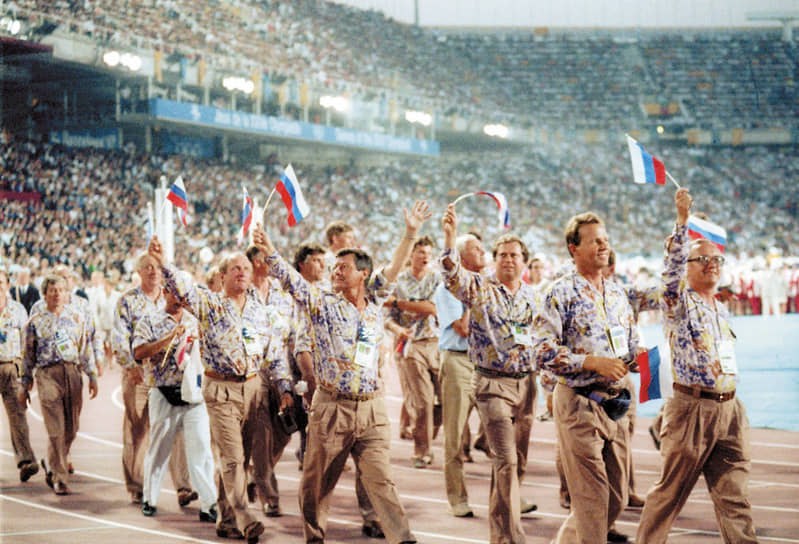 Делегация Объединенной команды с флагами России на Олимпийских играх в Барселоне