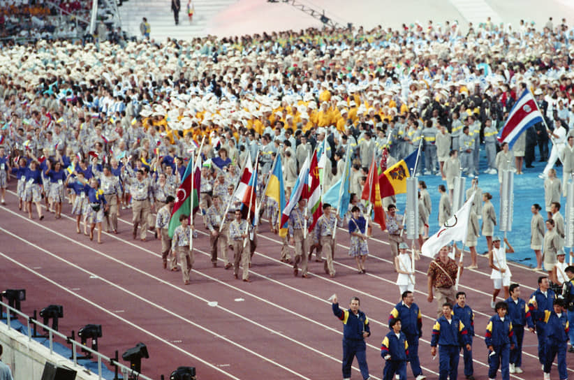 Спортсмены СНГ с национальными флагами на Олимпиаде-1992