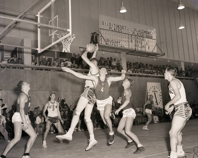 США побеждает в баскетболе, обыграв команду СССР на Олимпийских играх в Хельсинки