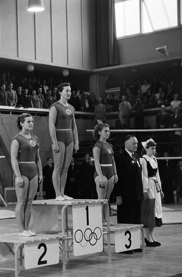 Советская гимнастка Мария Гороховская (в центре) стала абсолютной чемпионкой Олимпиады-1952
