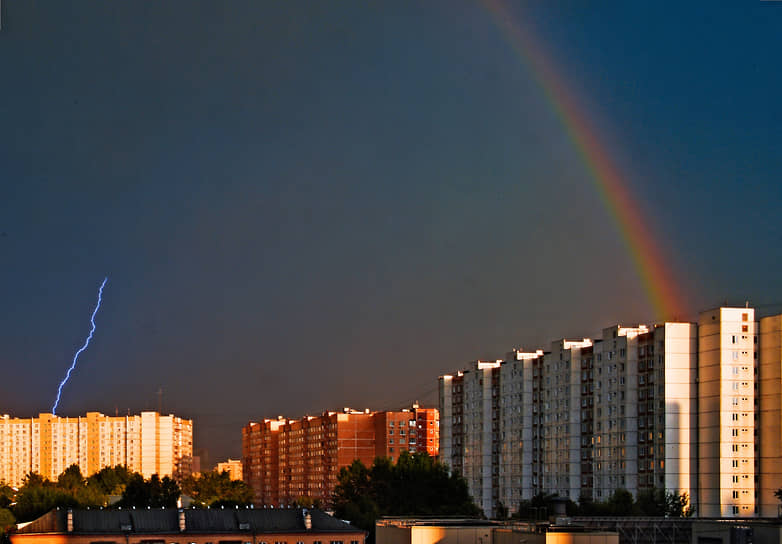 Санкт-Петербург. Молния и радуга над жилыми домами